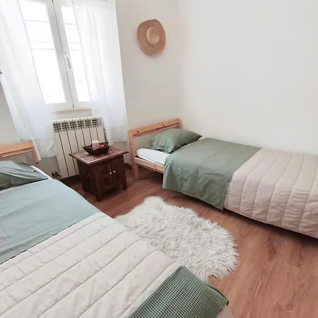 Lomba House, Almocageme 펜션